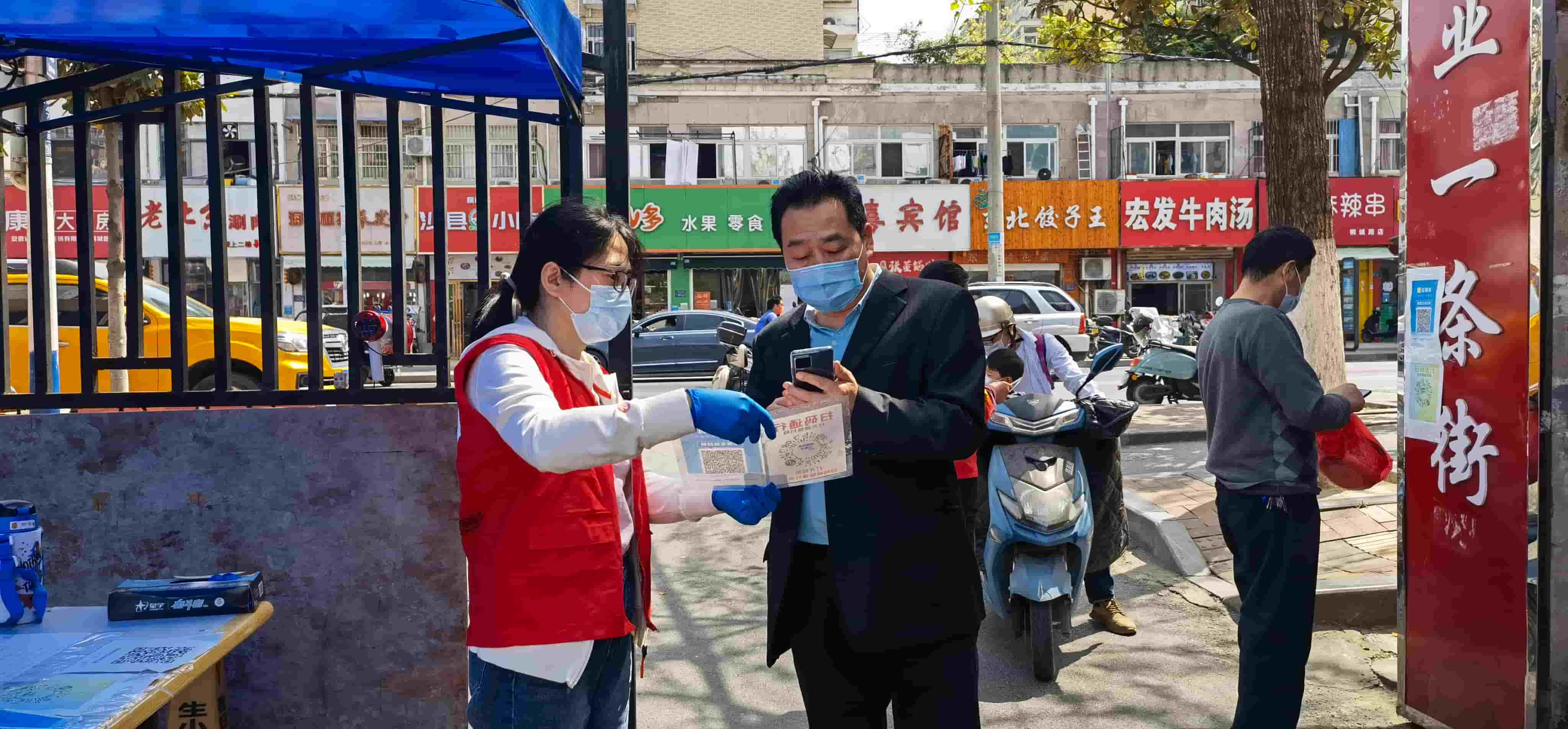 freecompress-2022年4月，東華科技志愿服務(wù)隊協(xié)助社區(qū)在桐江新村小區(qū)開展兩碼查驗工作