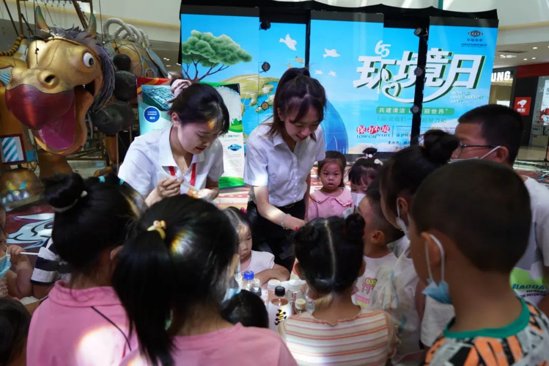 2022年6月3日，東華科技所屬東華天業(yè)公司聯(lián)合新疆建設(shè)兵團(tuán)第八師石河子市生態(tài)環(huán)境局在新疆萬達(dá)商場舉辦“共建清潔美麗世界”六五環(huán)境日公益宣傳活動(dòng)