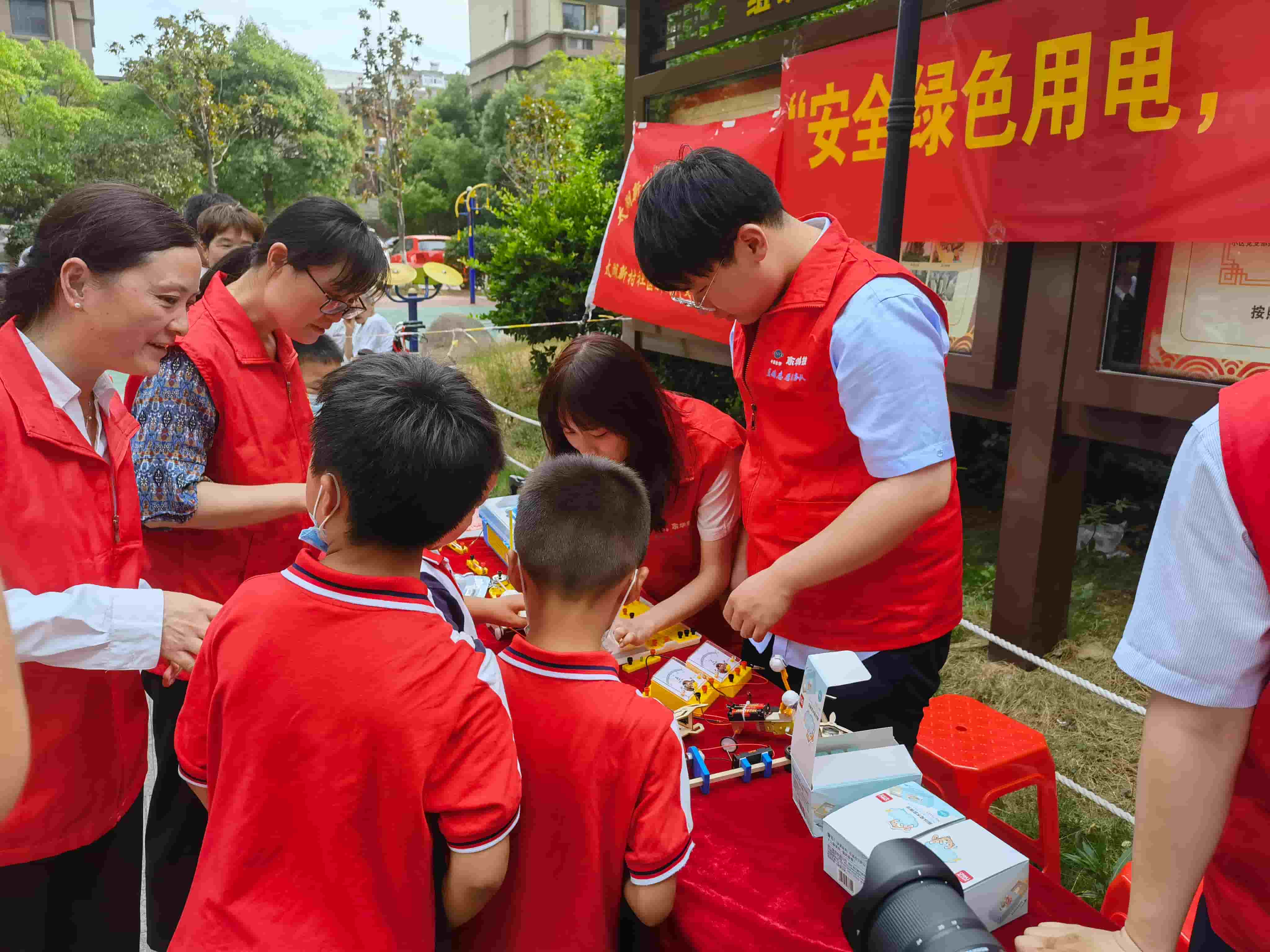 2021年6月21日，藍鴿志愿服務(wù)隊前往社區(qū)開展“安全用電，安全你我”志愿活動（1）